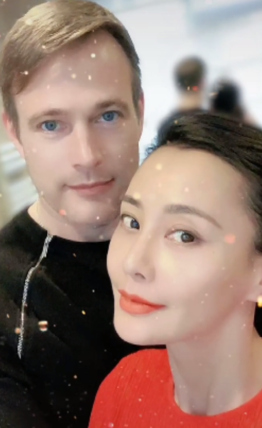 马雅舒庆结婚14周年,外籍老公逆生长超帅,比前夫吴奇隆状态还好