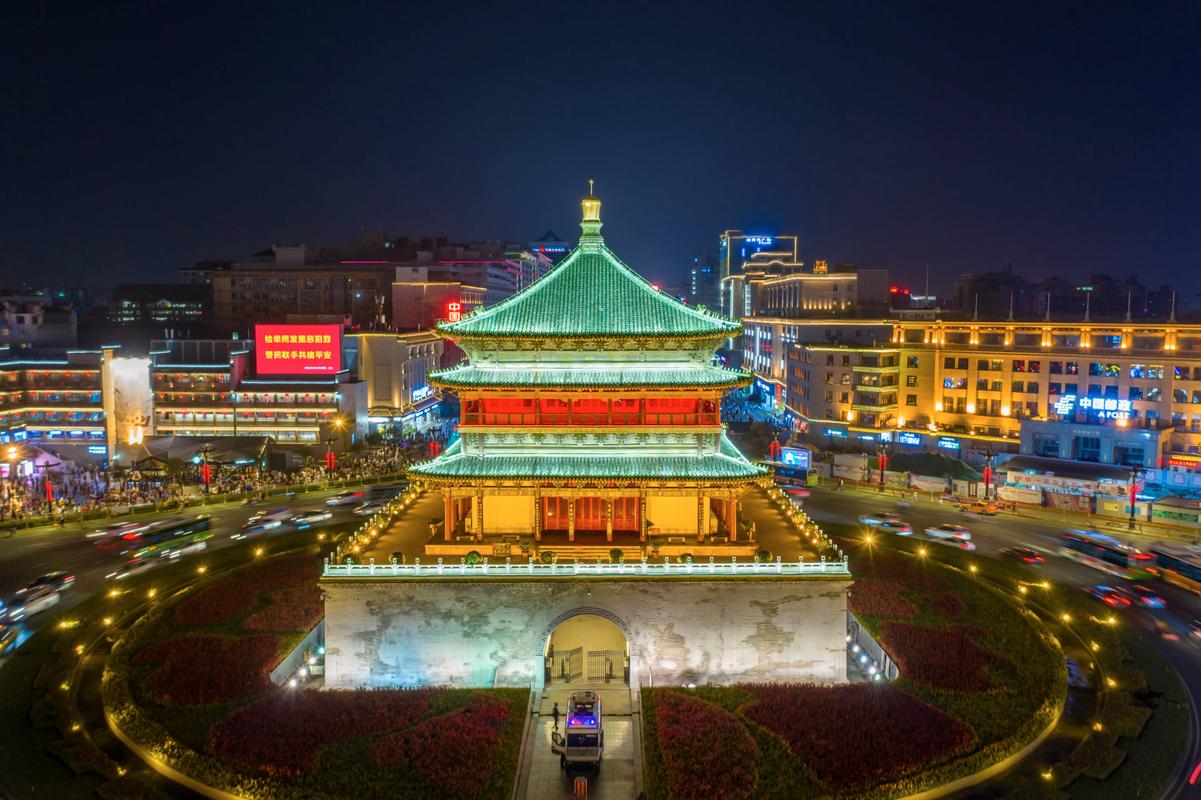 现代广场,古代广场西安钟楼灯光对比西安的著名标志性建筑钟鼓楼广场