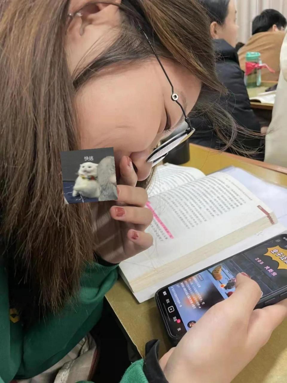 谁能帮我劝劝她听听课吧 当代恶臭大学生 看一节课爆笑虫子 笑得像个