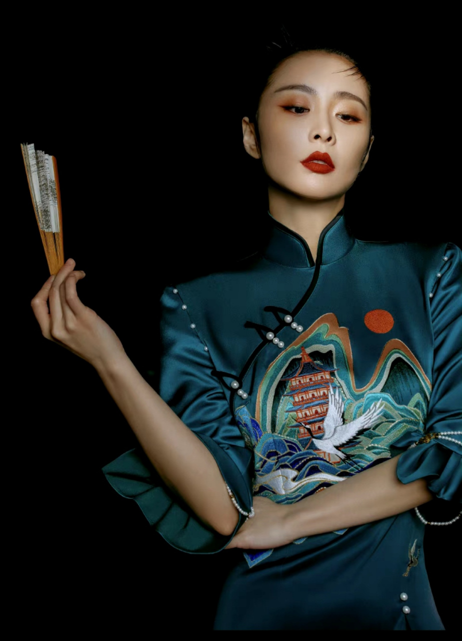 高叶仙鹤造型国风旗袍,美得动人心魄
