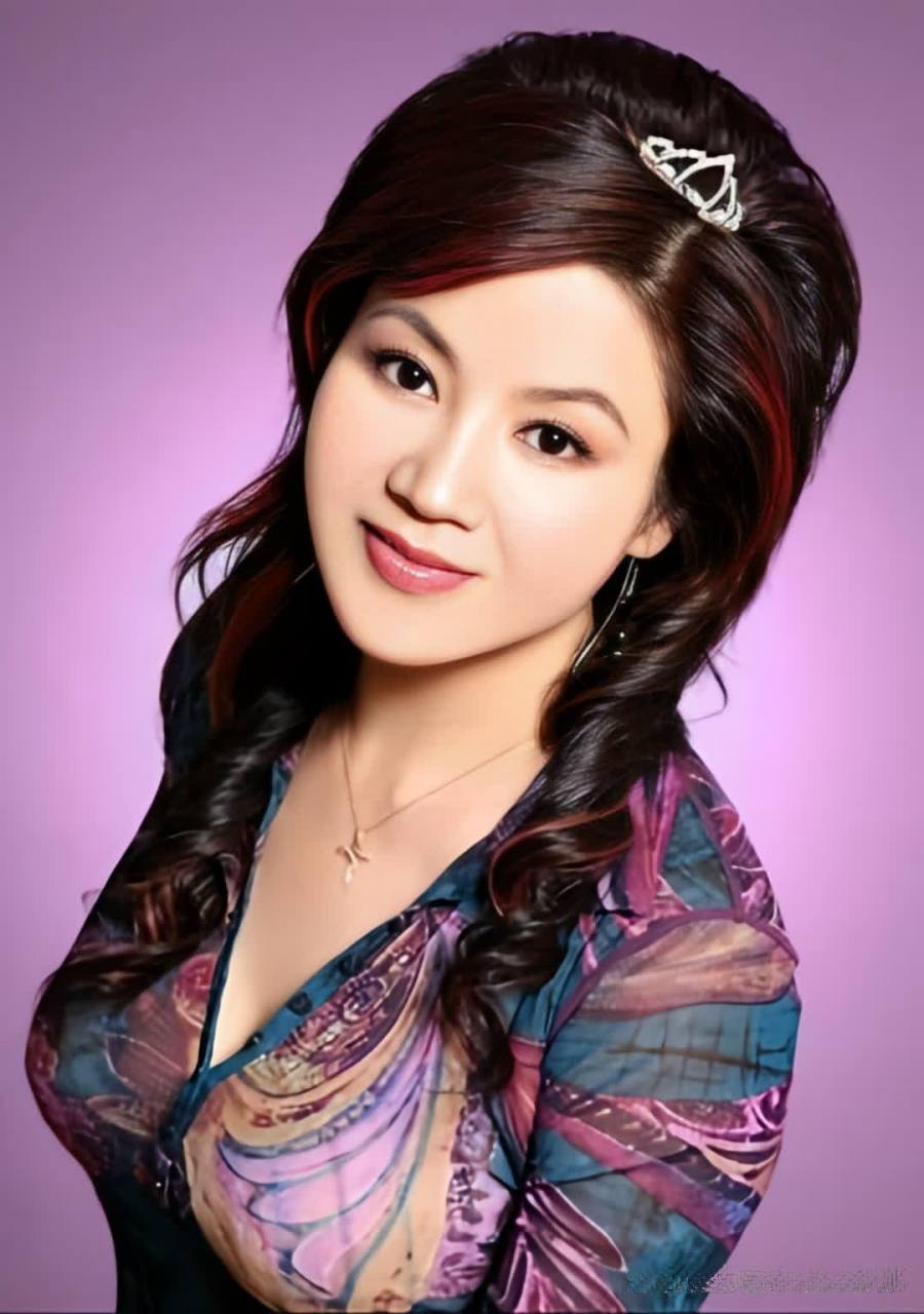 苏红,中国内地女歌手,北京演艺专修学院声乐教师.
