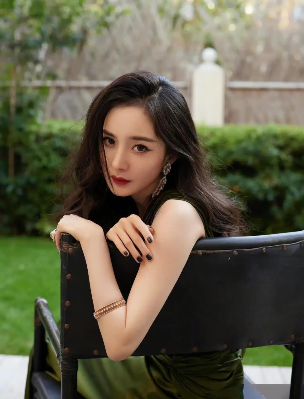 杨幂的两套elle造型