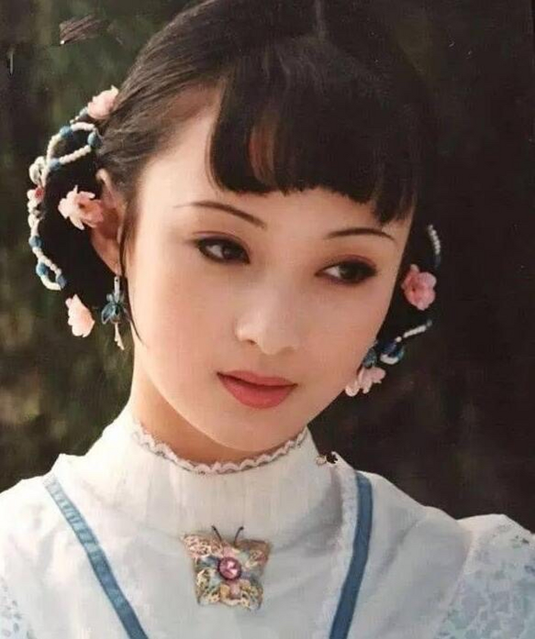 蒋勤勤和吴越年轻的时候倒有几分相似.