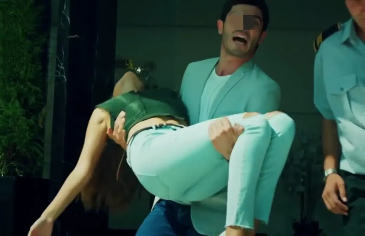 一男士抱着猝死的女人,她全身发紫