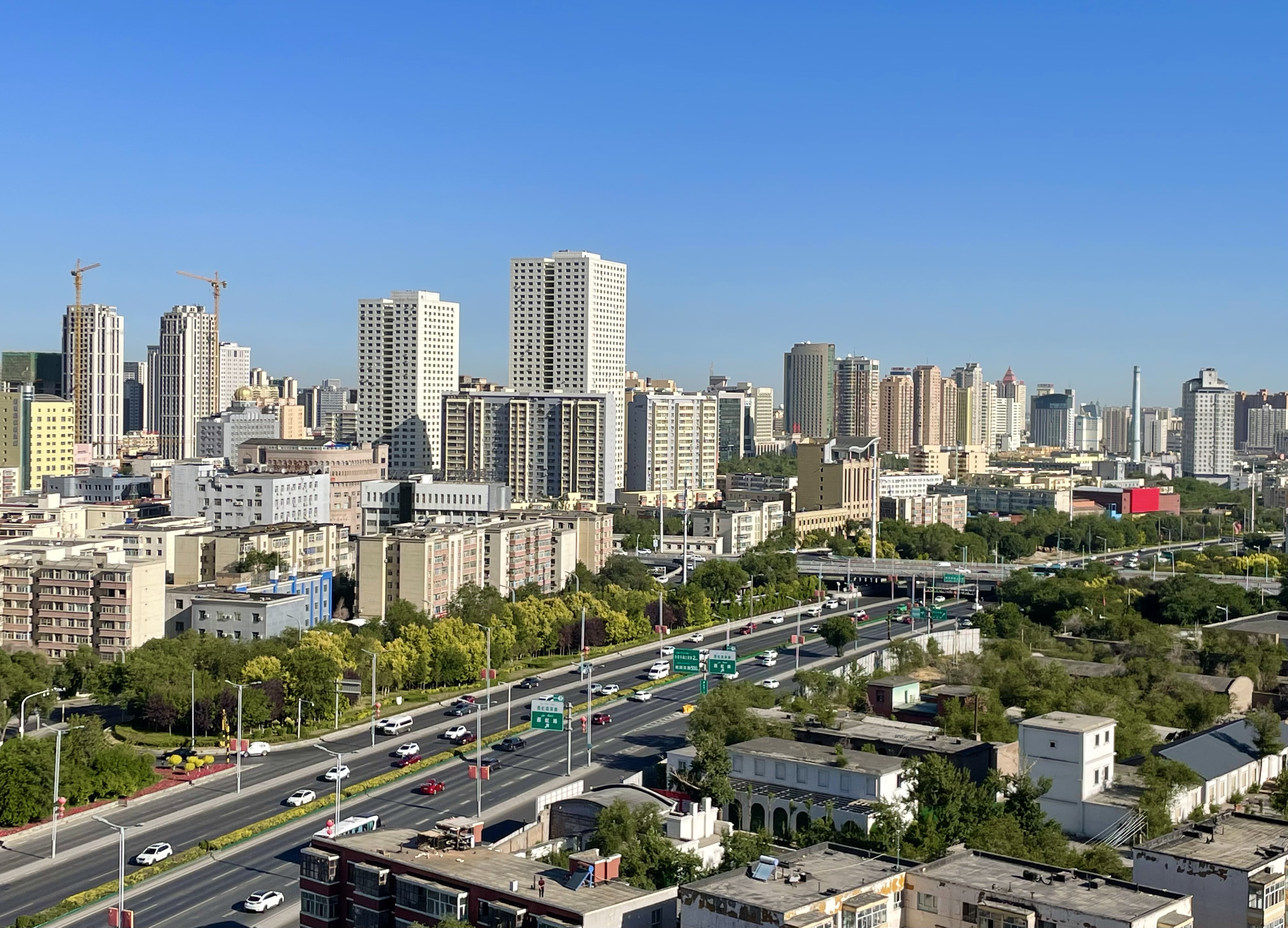 乌鲁木齐市街拍      乌鲁木齐,古准噶尔蒙古语意为"优美的牧场",是