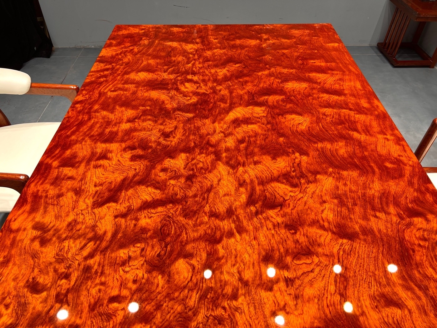 珍稀难寻,巴花水波纹大板纹理之美背后的稀缺挑战