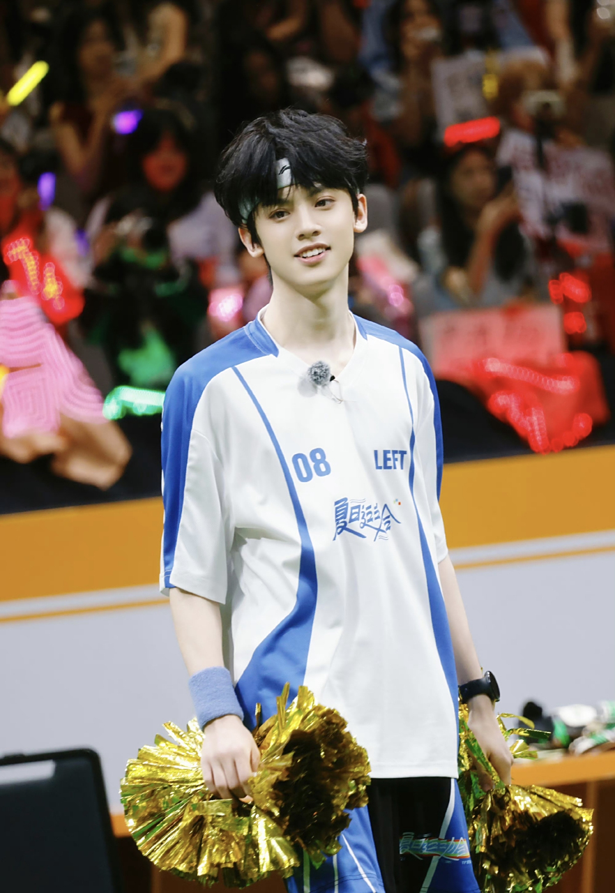 夏天还是得看运动场上的帅哥,tf家族三代练习生夏日运动会现场图,一群