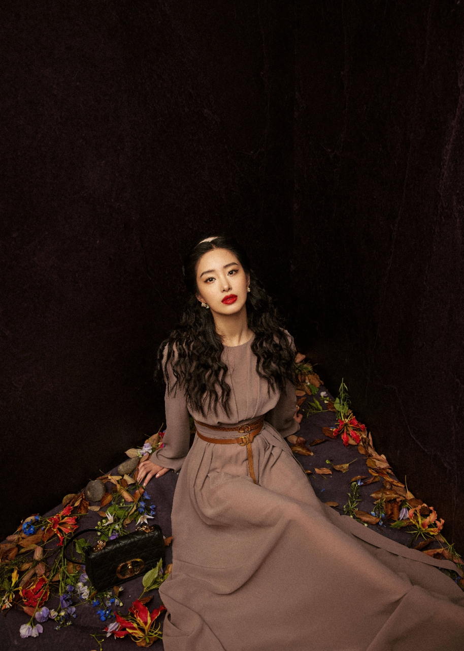 婀娜身姿,披肩美发,杨采钰时尚写真演绎东方女性柔美魅力