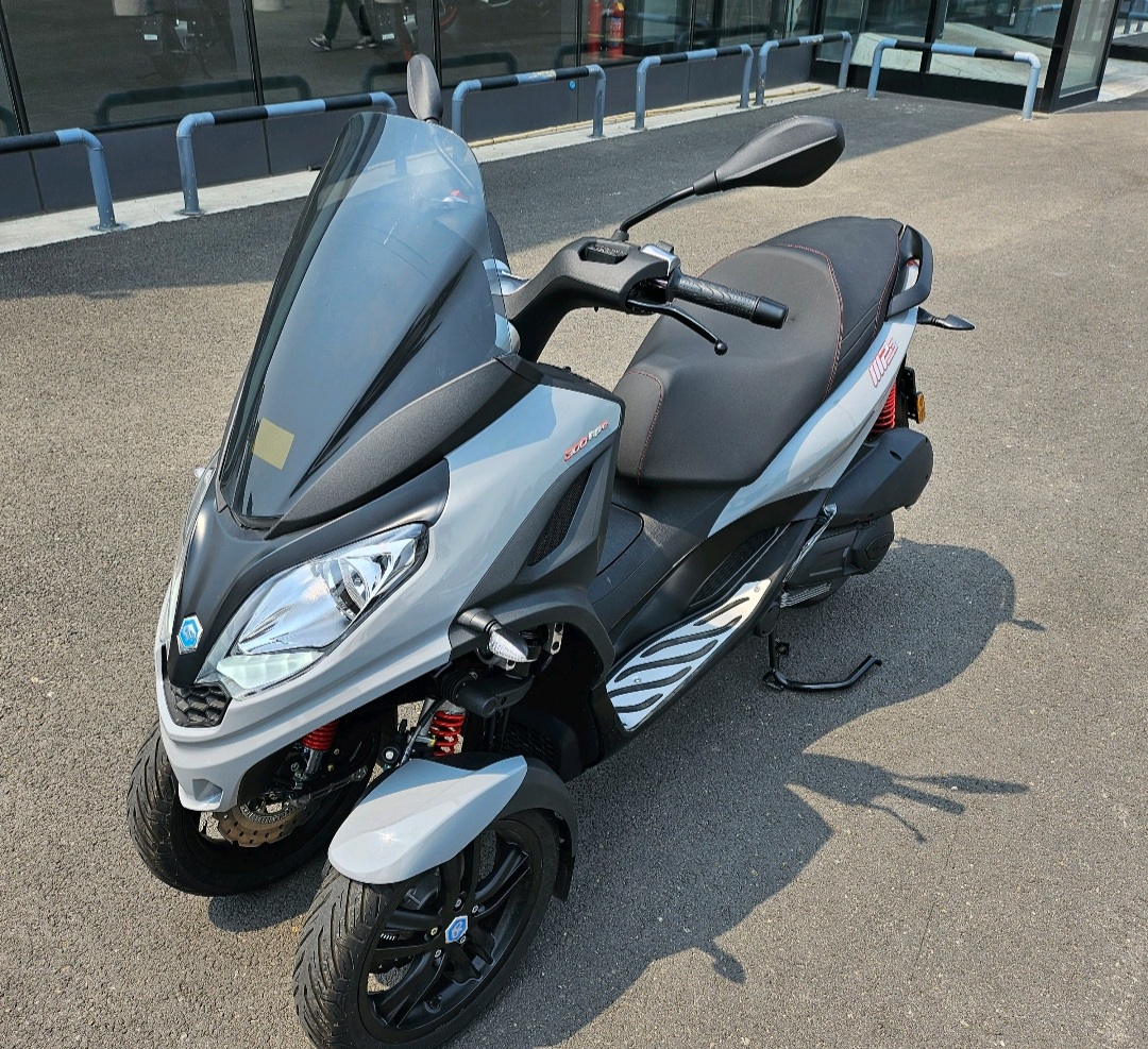 进口比亚乔mp3 300倒置三轮车,外观新颖,价格78800元