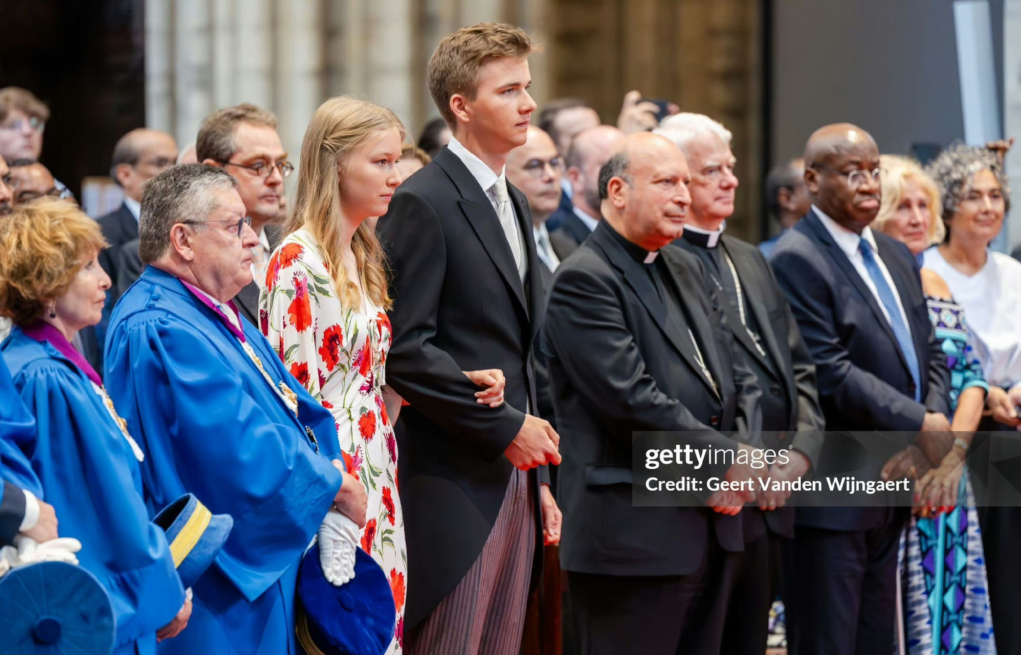 比利时王室出席国庆日活动,小伊hold住粉裙 比利时王室成员出席一年一