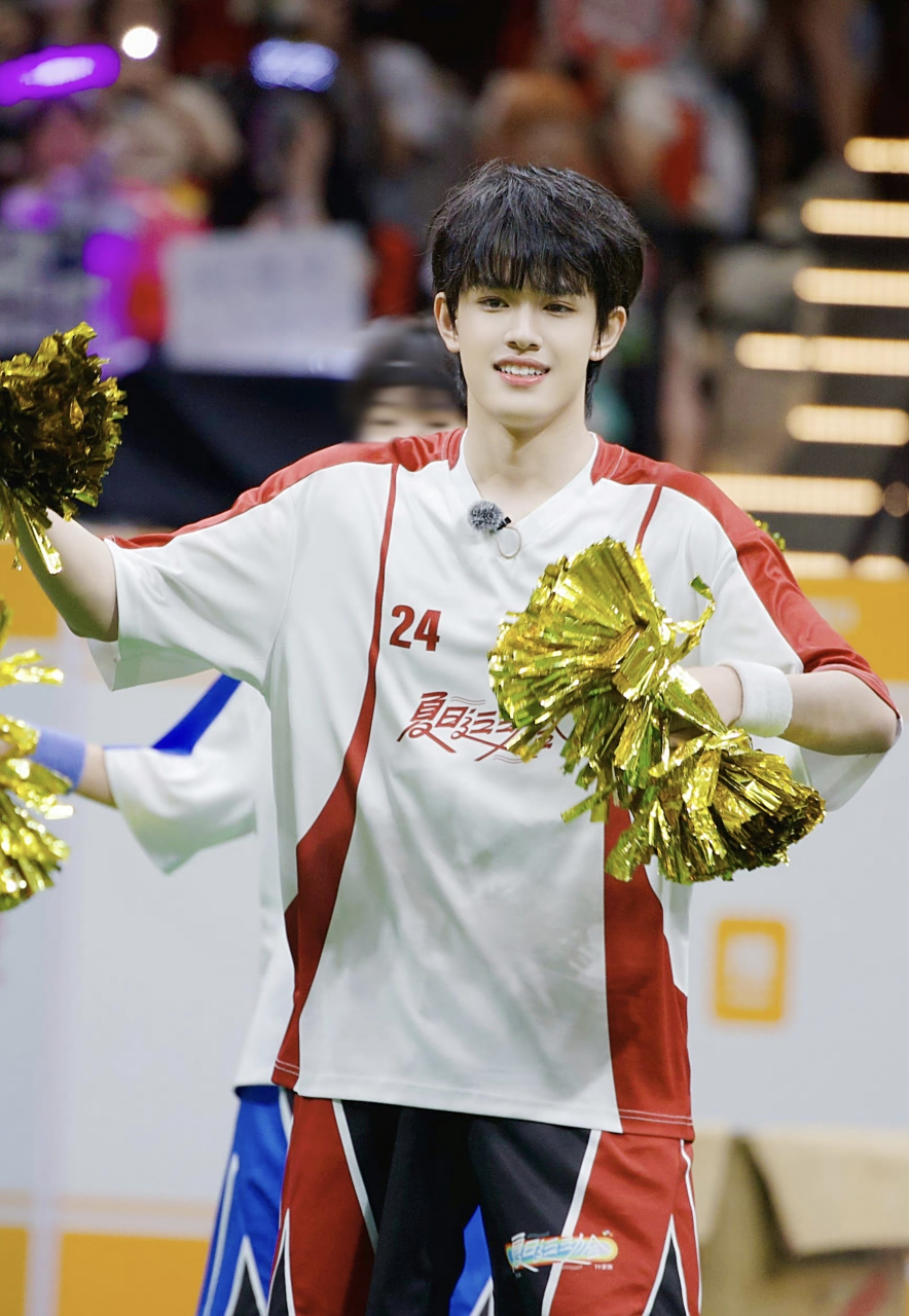 夏天还是得看运动场上的帅哥,tf家族三代练习生夏日运动会现场图,一群