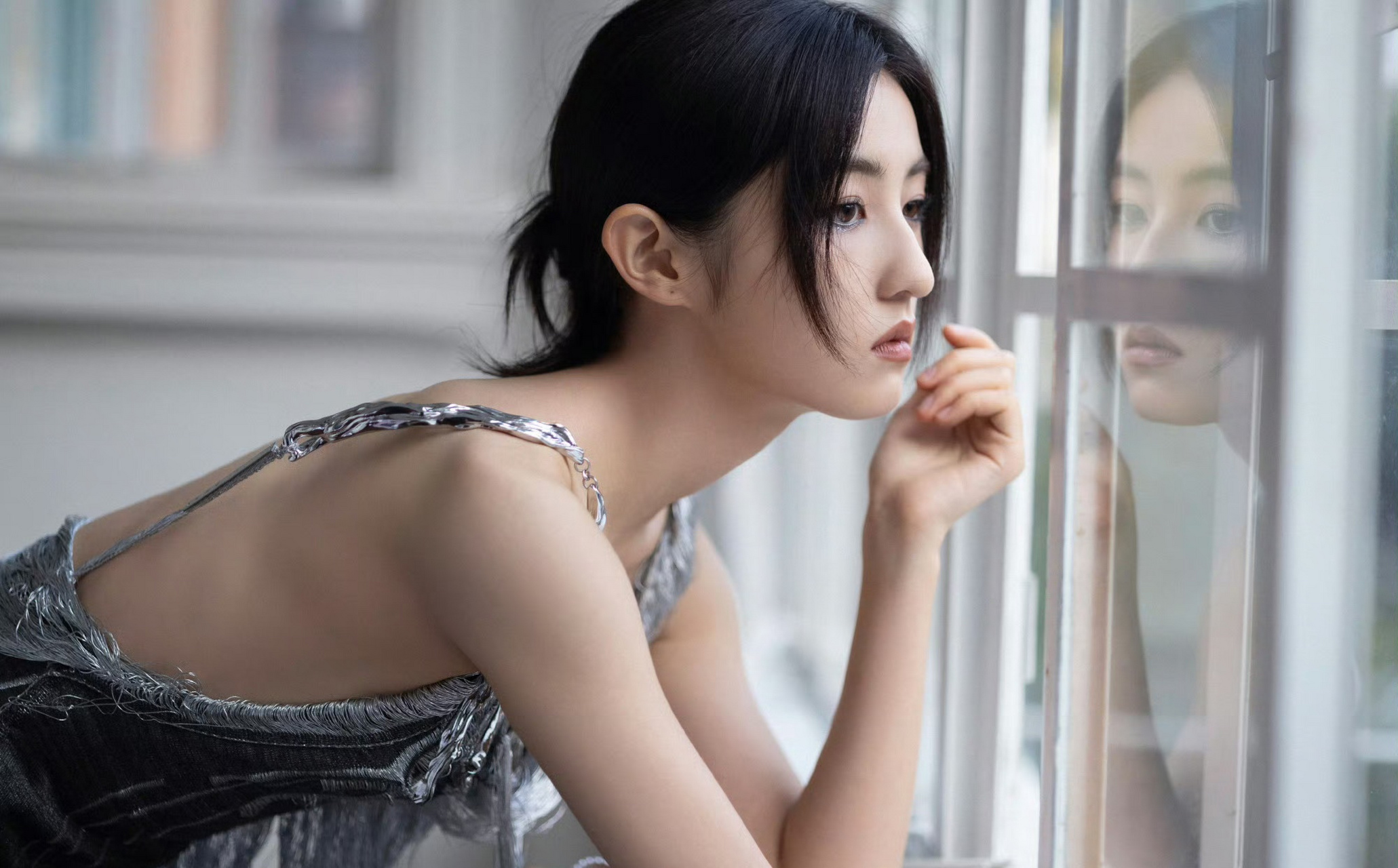 张子枫,牛仔材质吊带露背裙,清新又性感!