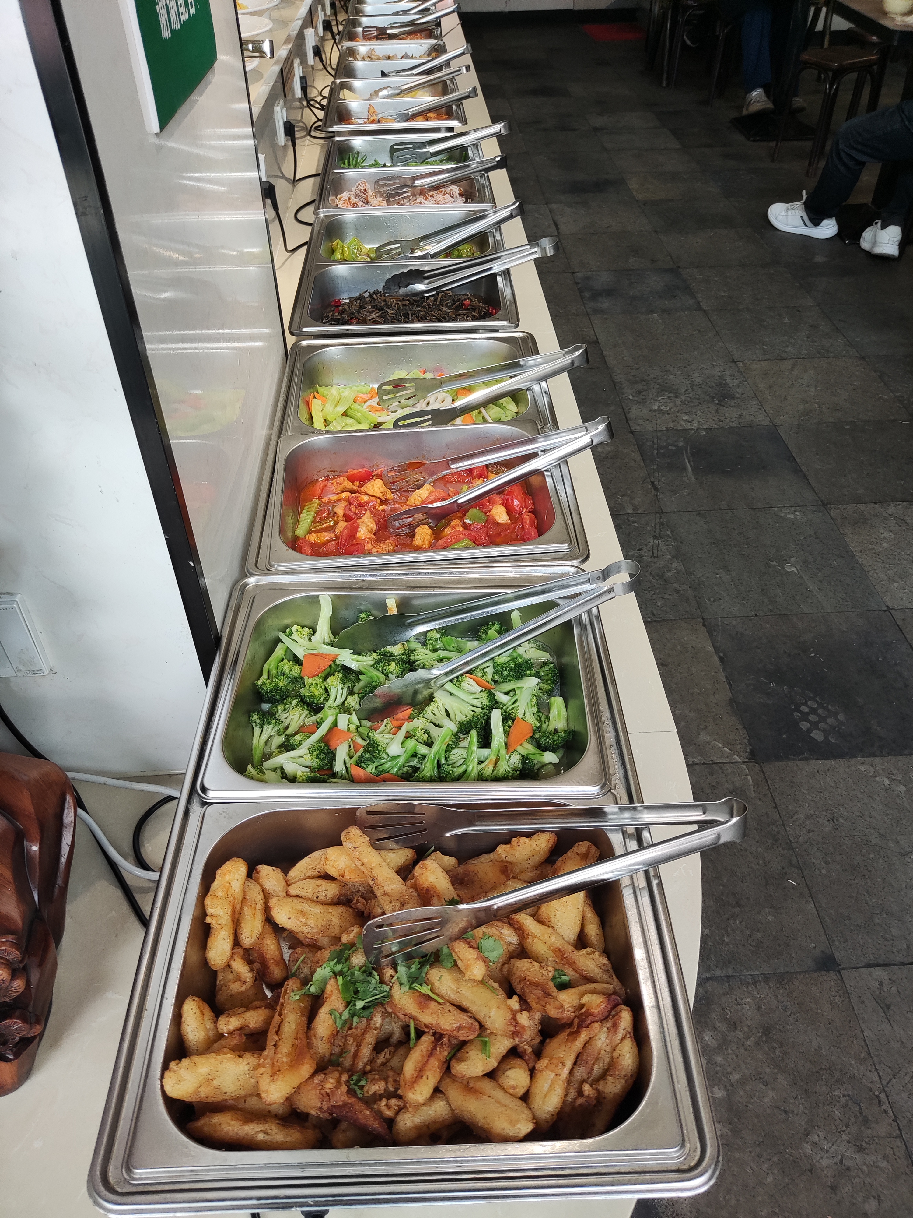黄岩沈宝山搬迁后,老地方这里开了一家素食自助餐厅.