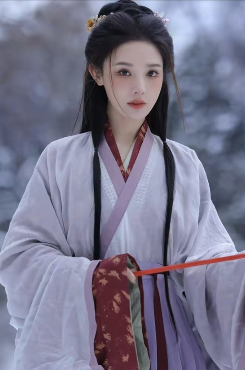 彭小苒身着古风汉服,执伞独立,眺望远方,紫衣翩翩,宛如仙女下凡.