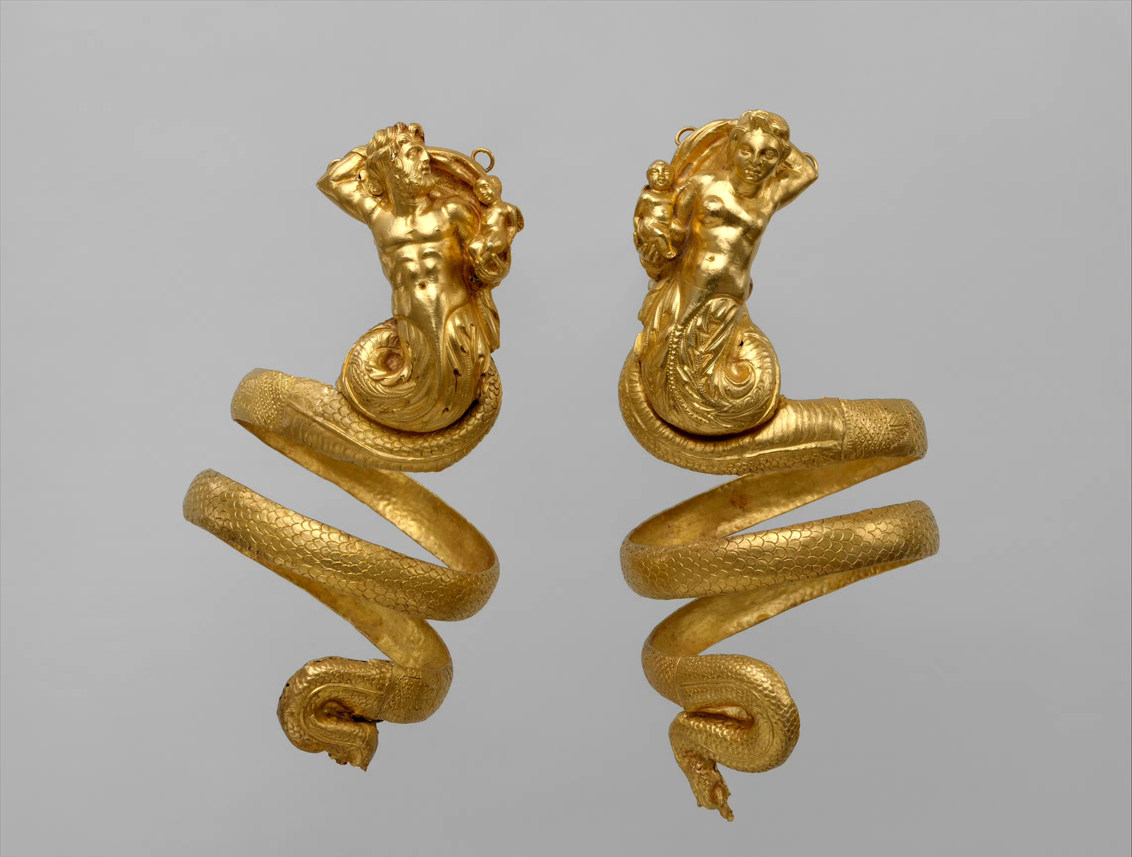 希腊或希腊化地区,上端被制作成怀抱小爱神厄洛斯的特里同,下部作蛇形