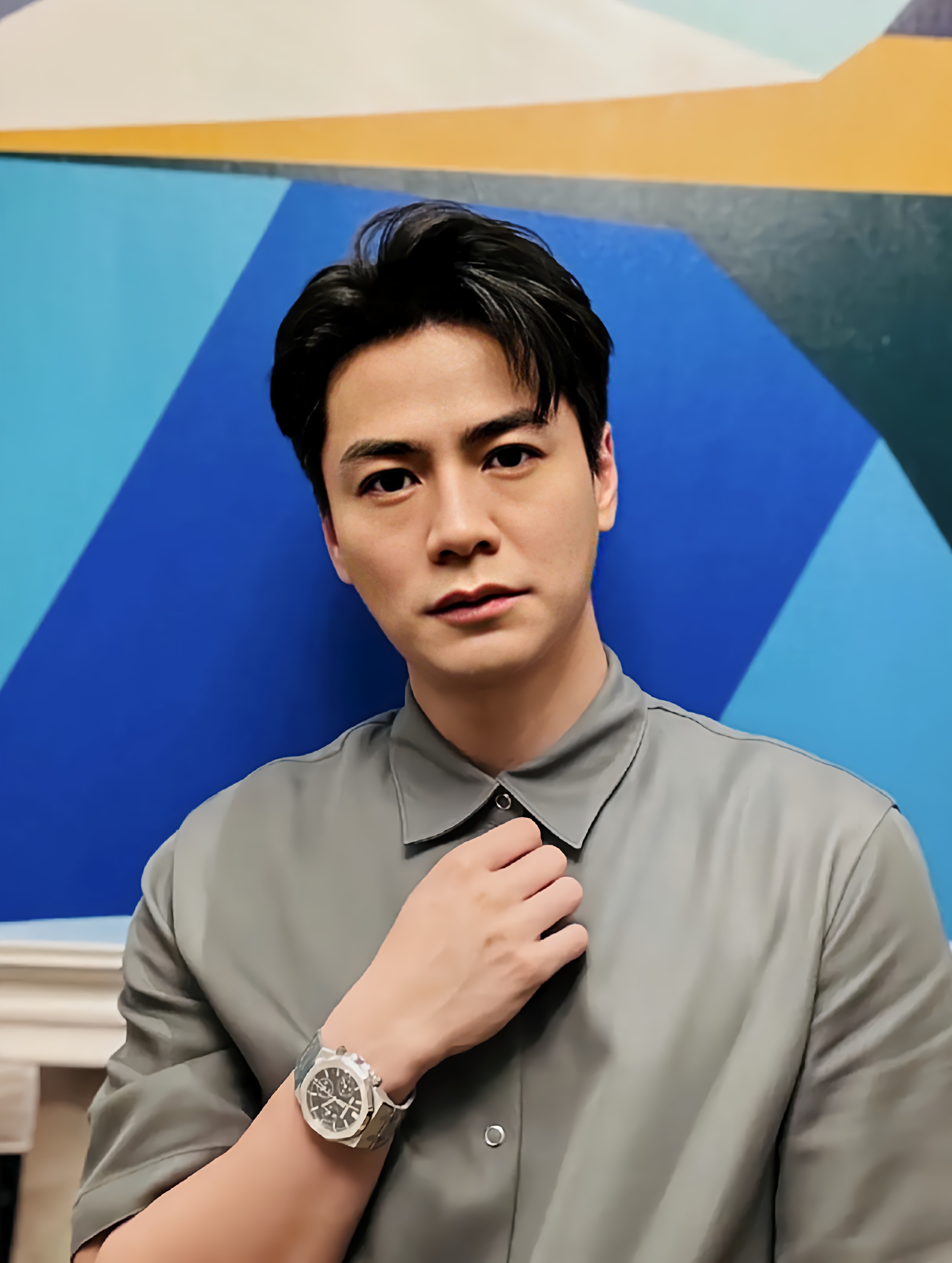 香港演员罗仲谦在社交平台晒出了日常照片,展现出他工作带娃两不误的