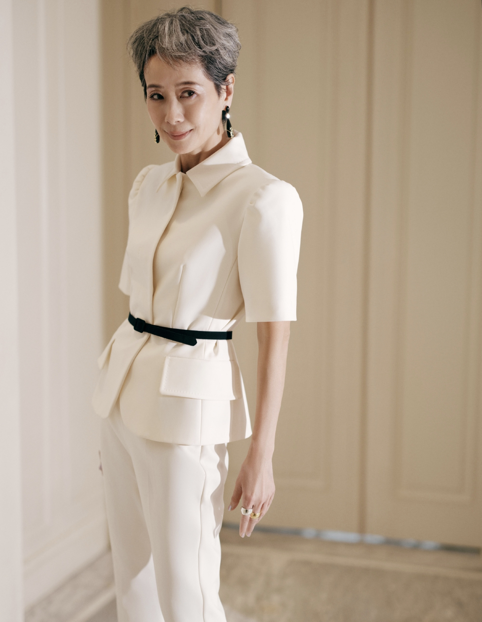 自然老去的叶童虽然不像那些经常做医美的女明星看起来那么年轻,但是