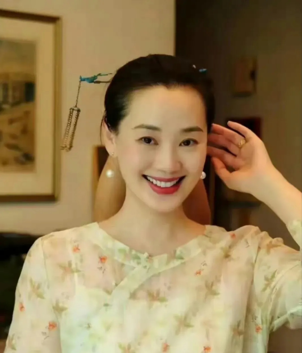 林依轮的妻子西华,已然年过五旬!