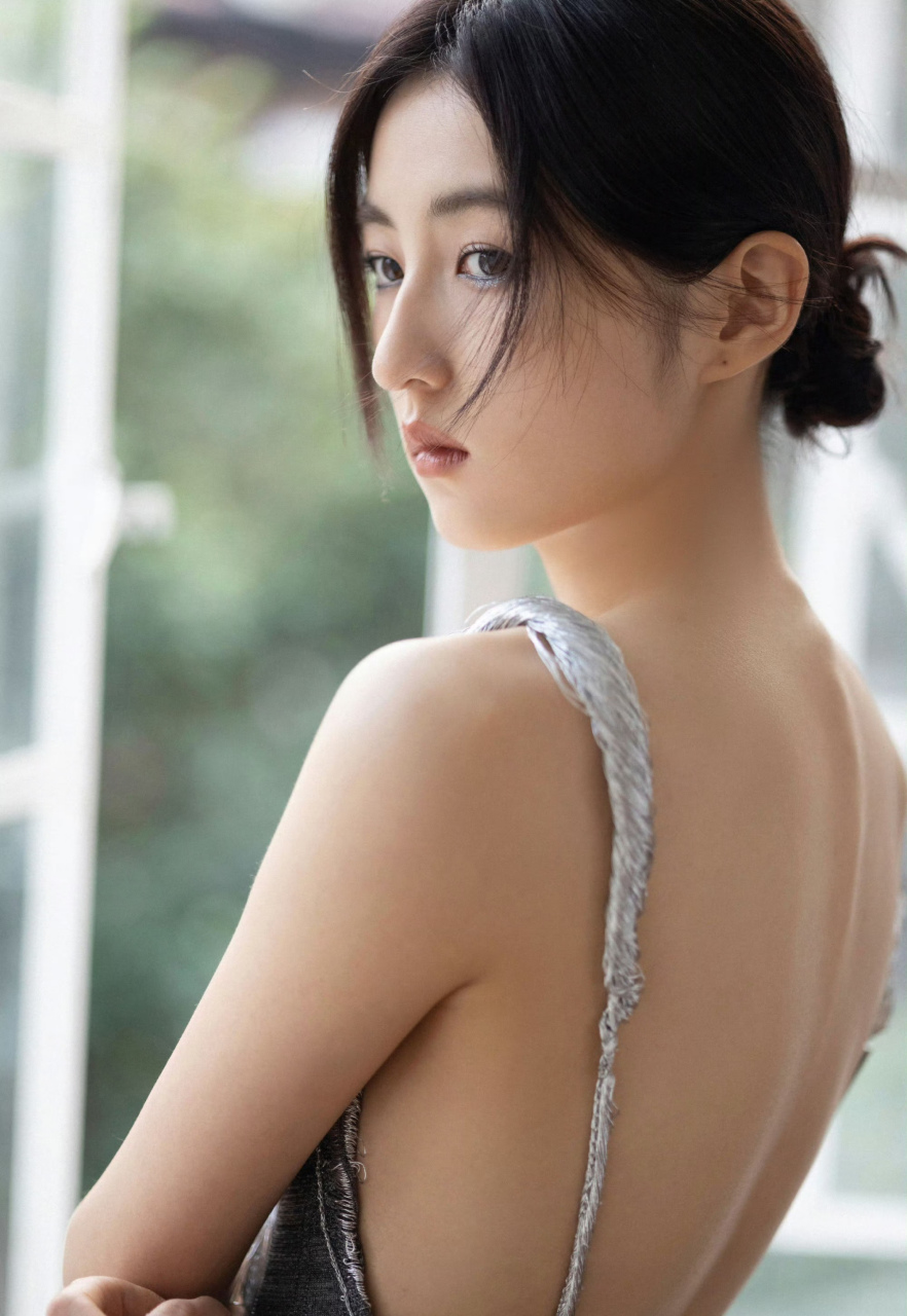 张子枫,牛仔材质吊带露背裙,清新又性感!