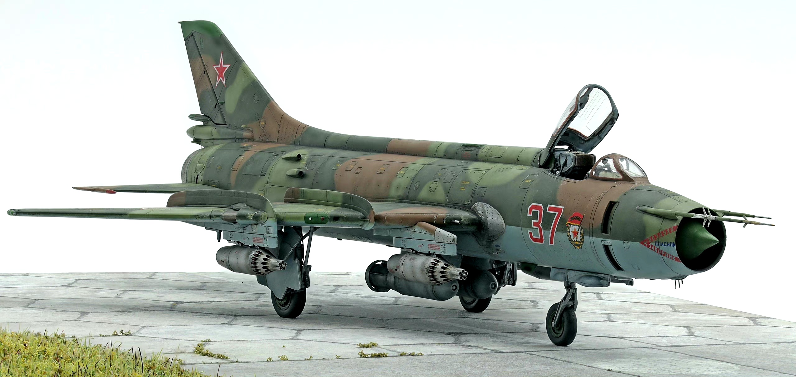 苏-17m战斗轰炸机,苏-17攻击机由苏-7进一步发展而来,是俄罗斯/苏联