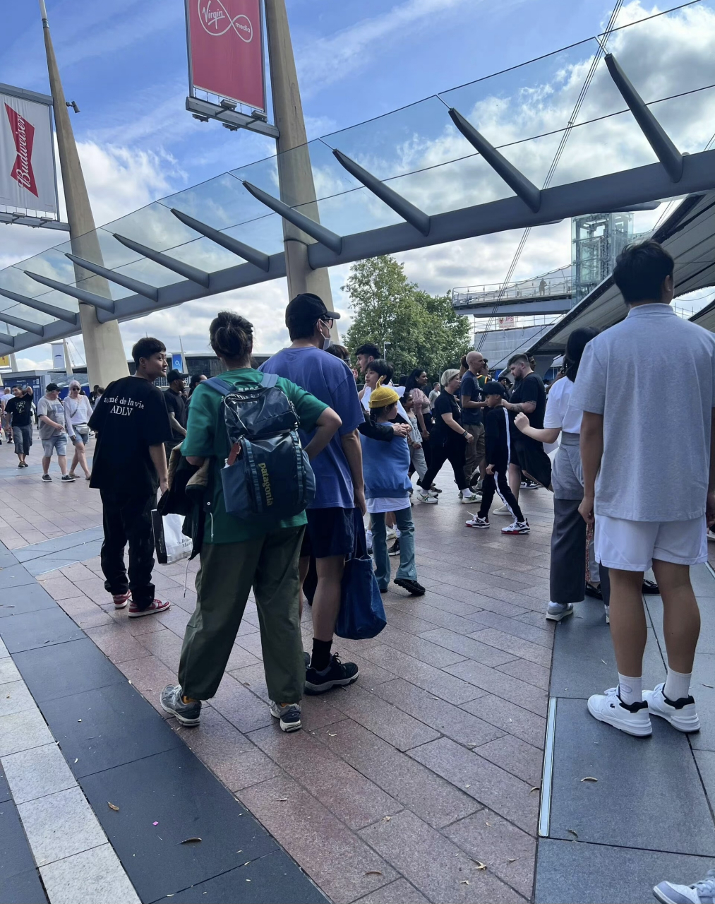 简直是男版孙俪,一家四口出国看球赛,小花妹妹坐在妈妈怀里好乖