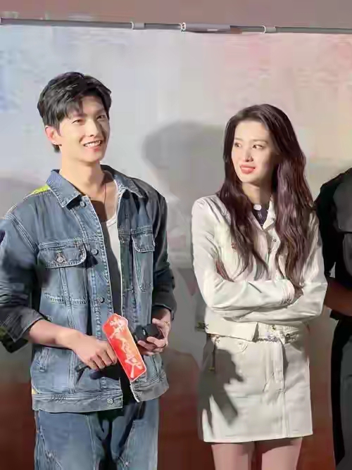 女人都懂,那种深情款款的眼神,让人感叹美女也喜欢帅哥!