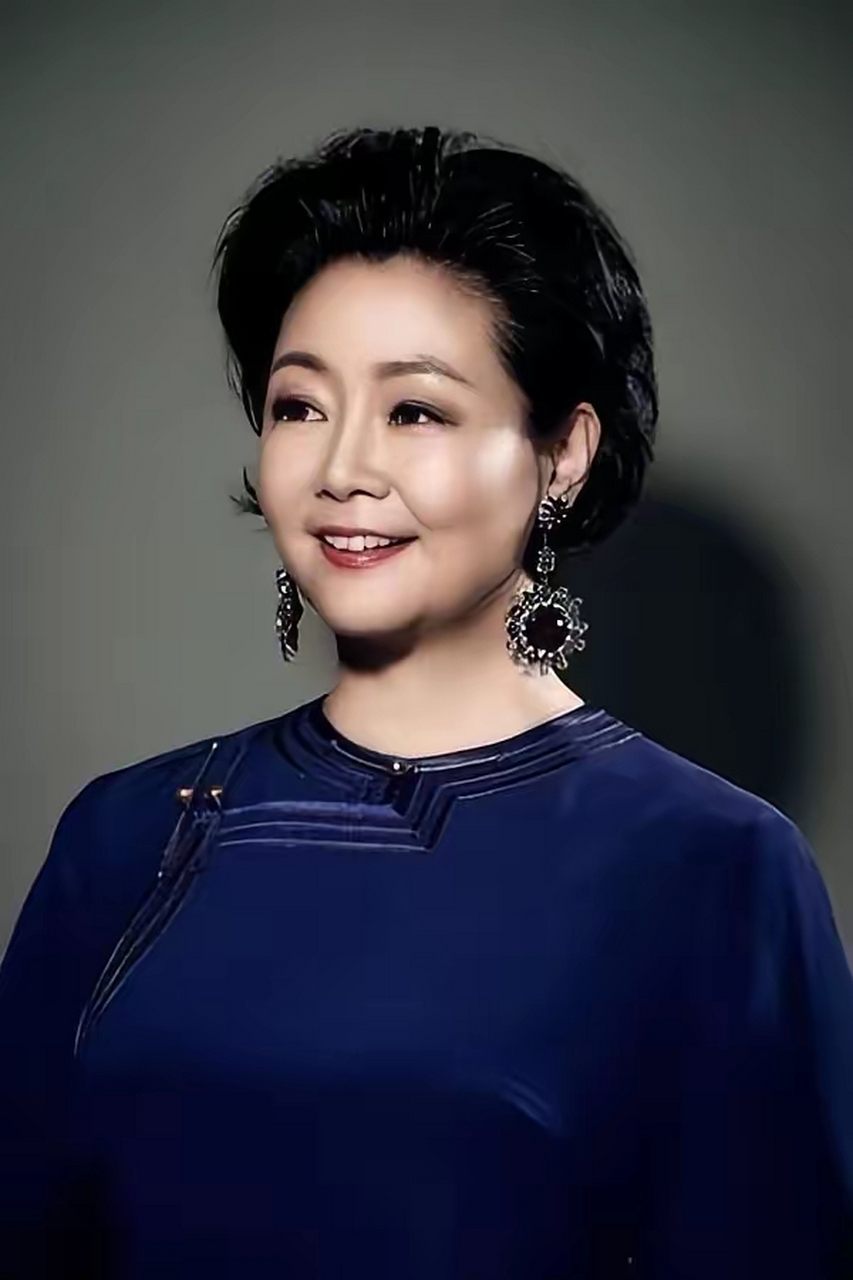 里的文他娘,没想到这么年轻漂亮,这就是演员,萨日娜,拍摄闯关东时,她