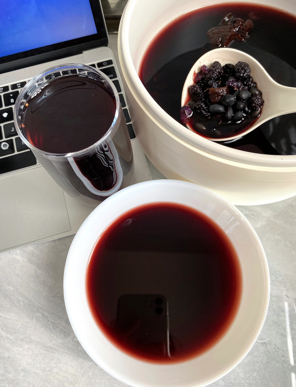 五黑黄精桑葚水,自己在家煮来喝.