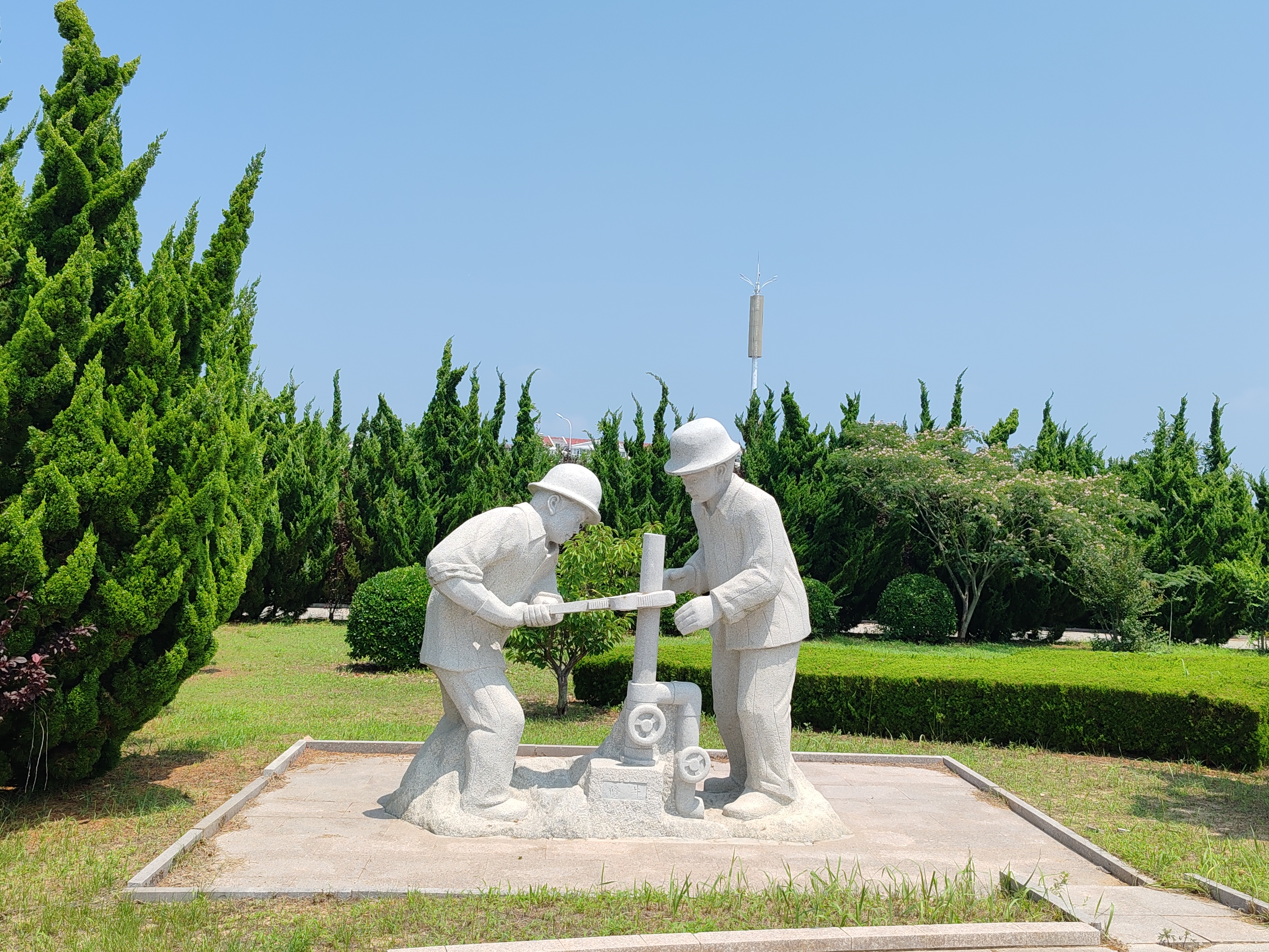 乳山银滩大庆广场上的雕塑,彰显石油工人不怕困难,艰苦奋斗精神