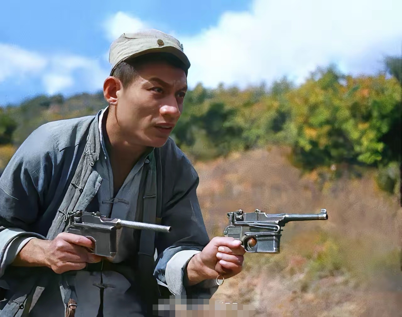 老电影《平原游击队》拍摄细节真是做到了精致,双枪李向阳的双枪,我们