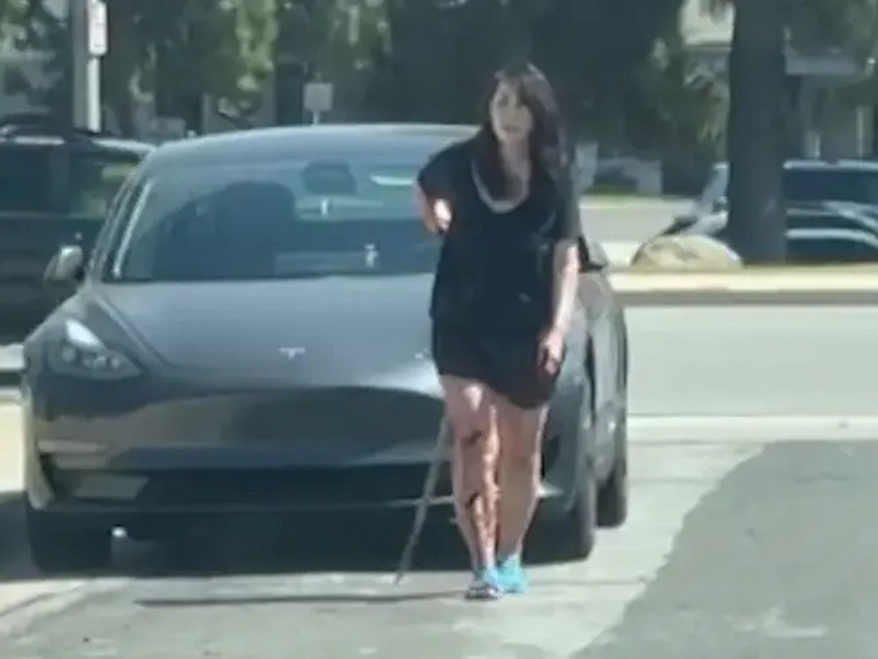 美国华裔女子持武士刀当街砍人,1死2伤,知情人称都只会讲普通话!