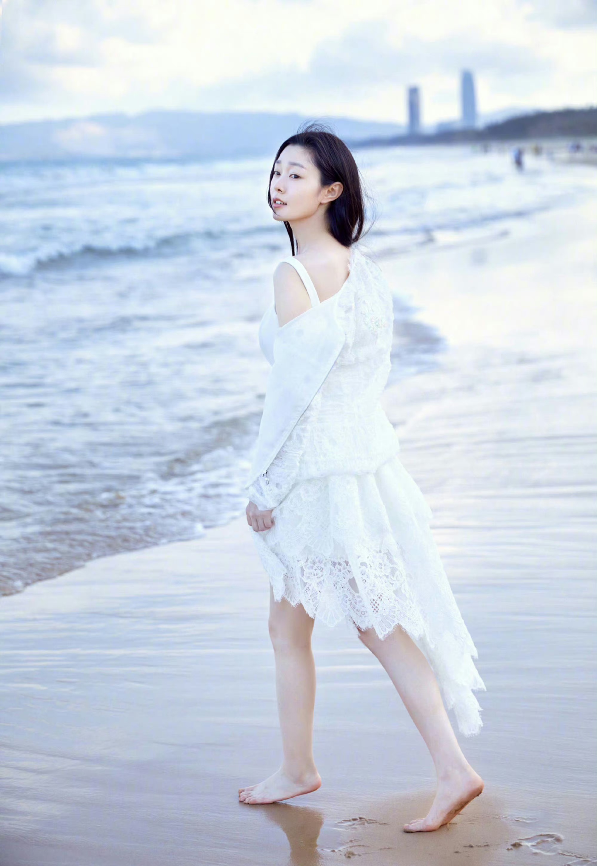 宋轶,白色吊带裙,海边写真,性感自然!