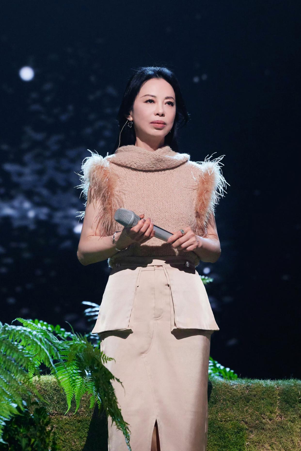 太神奇了吧,黄绮珊竟然逆生长了,现在她比18岁的小姑娘还要娇艳明艳几