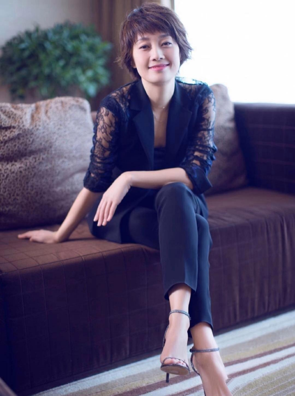 马伊琍的短发造型真漂亮,她穿着一套深色的衣服显得既优雅又专业既