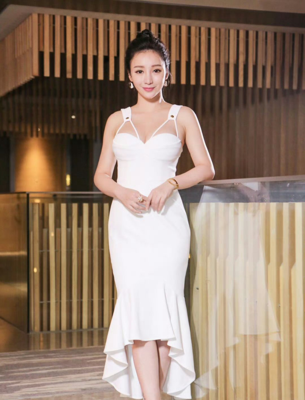 柳岩胸美臀圆大长腿,黄金比例身材堪称内娱第一人!
