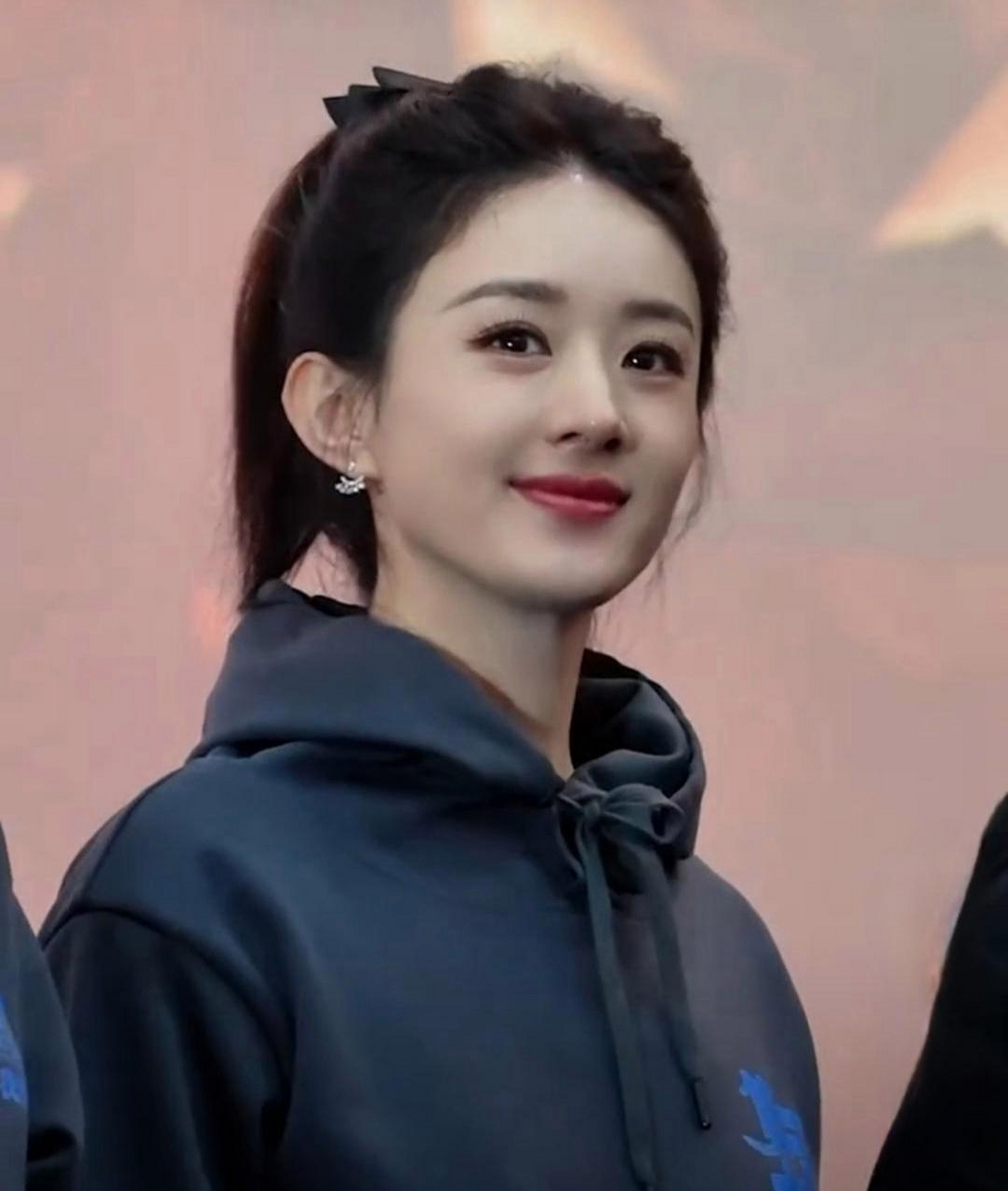 赵丽颖现在的状态简直太好了,扎着高马尾看起来又清纯又可爱,整个人都