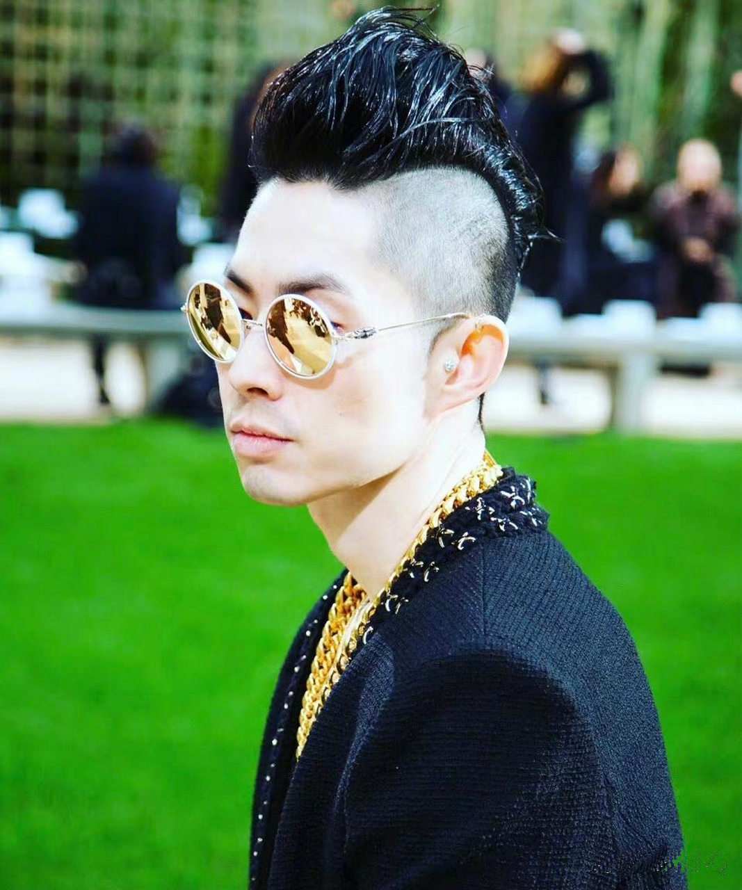 头顶鸡冠头,脖子上挂满大金链子,手上戴满首饰