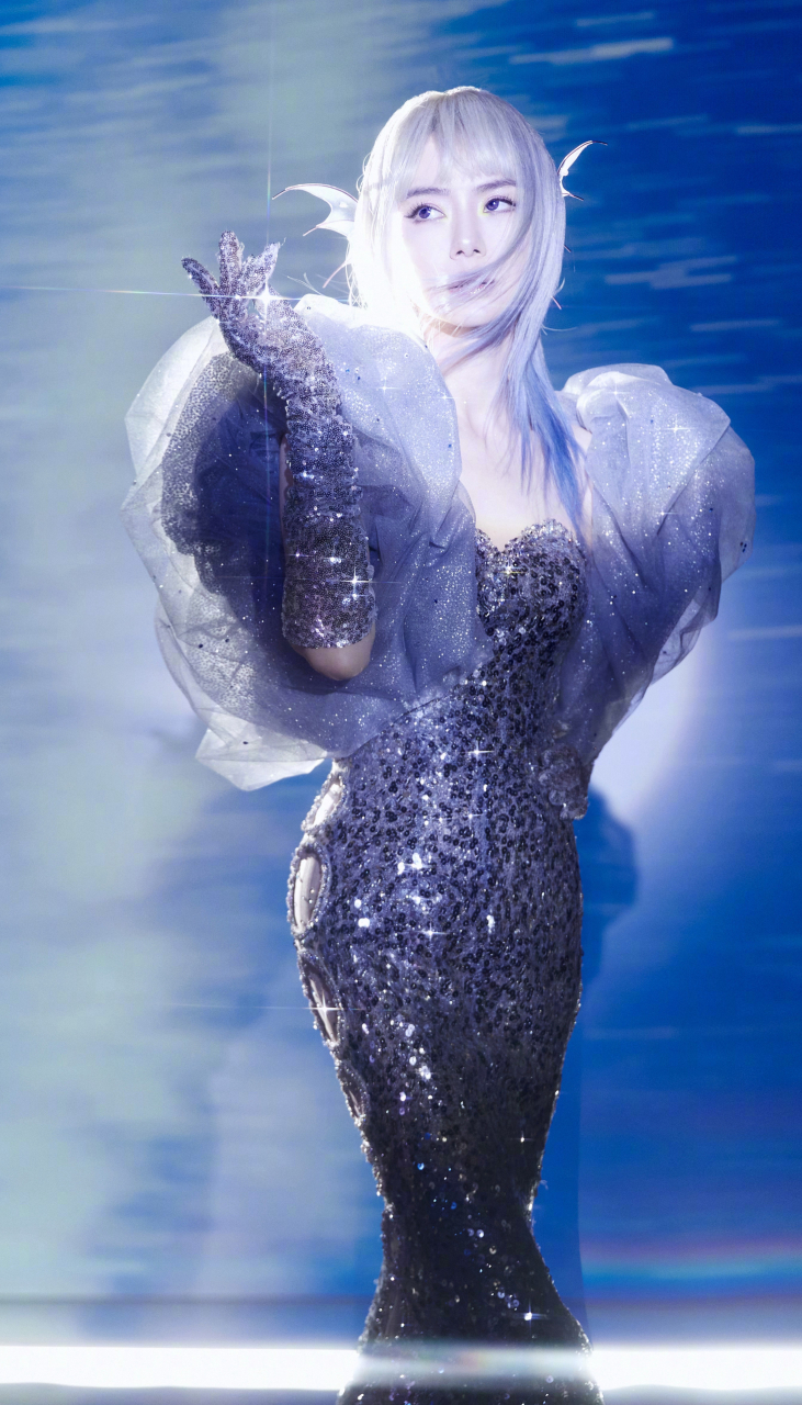 戚薇生日新图大放送,银色美人鱼造型,闪亮迷人