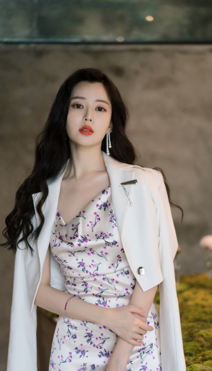 温心高清壁纸组图:卷发朱唇,吊带花裙,优雅甜美.