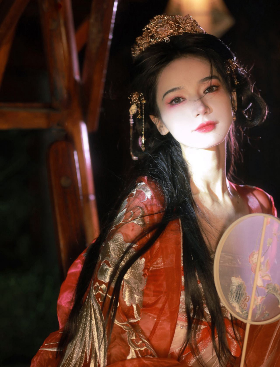 代斯古风大赏,云想衣裳花想容,春风拂槛露华浓,一袭红装翩若惊鸿.