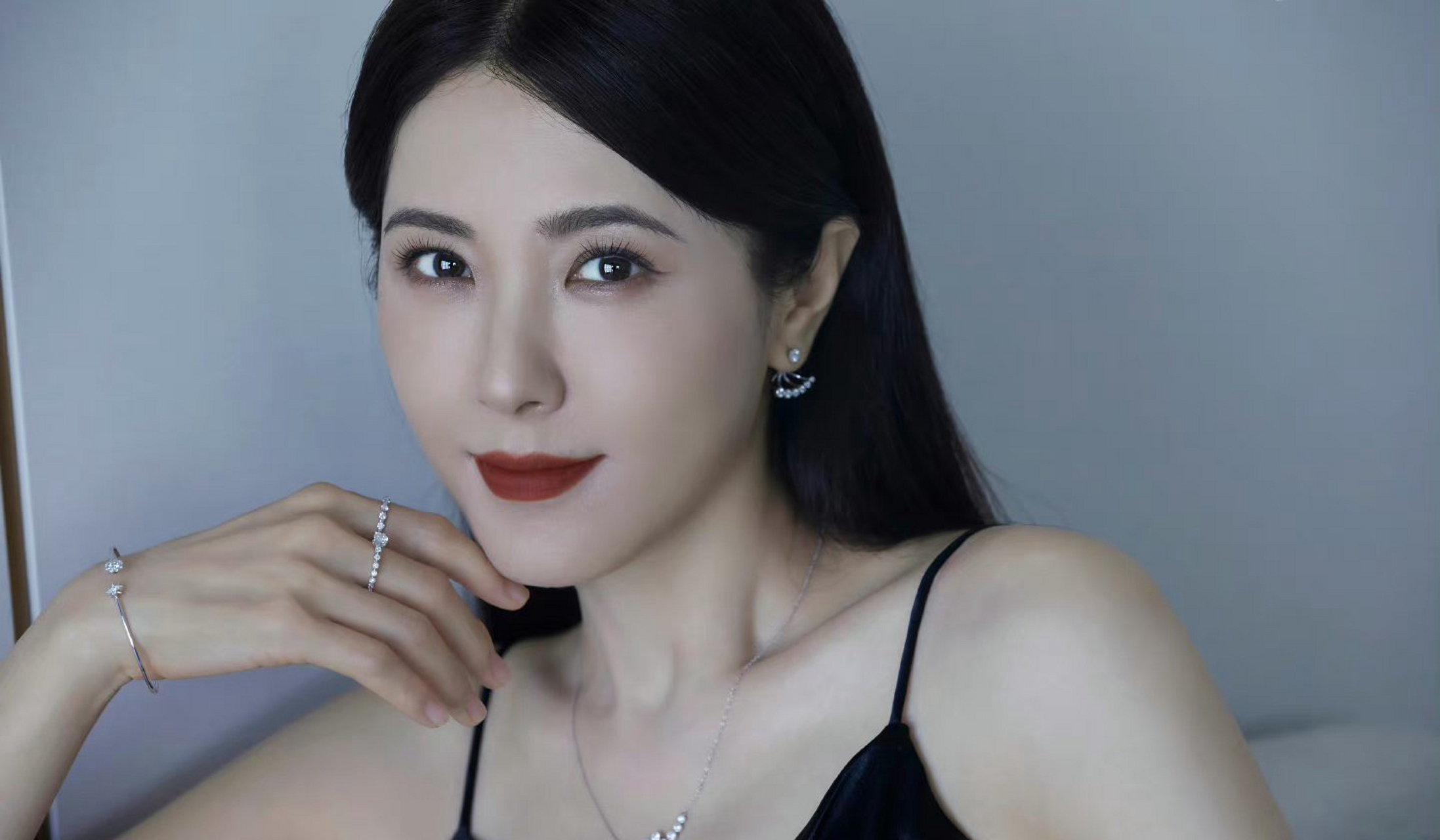 曾黎,火力全开,修身吊带裙,妩媚性感的女神魅力大杀四方,真的好迷人啊