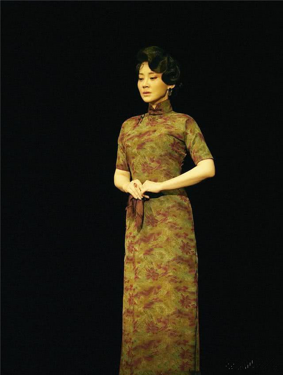 许晴穿旗袍太具魅惑力了,身段婀娜,曲线迷人