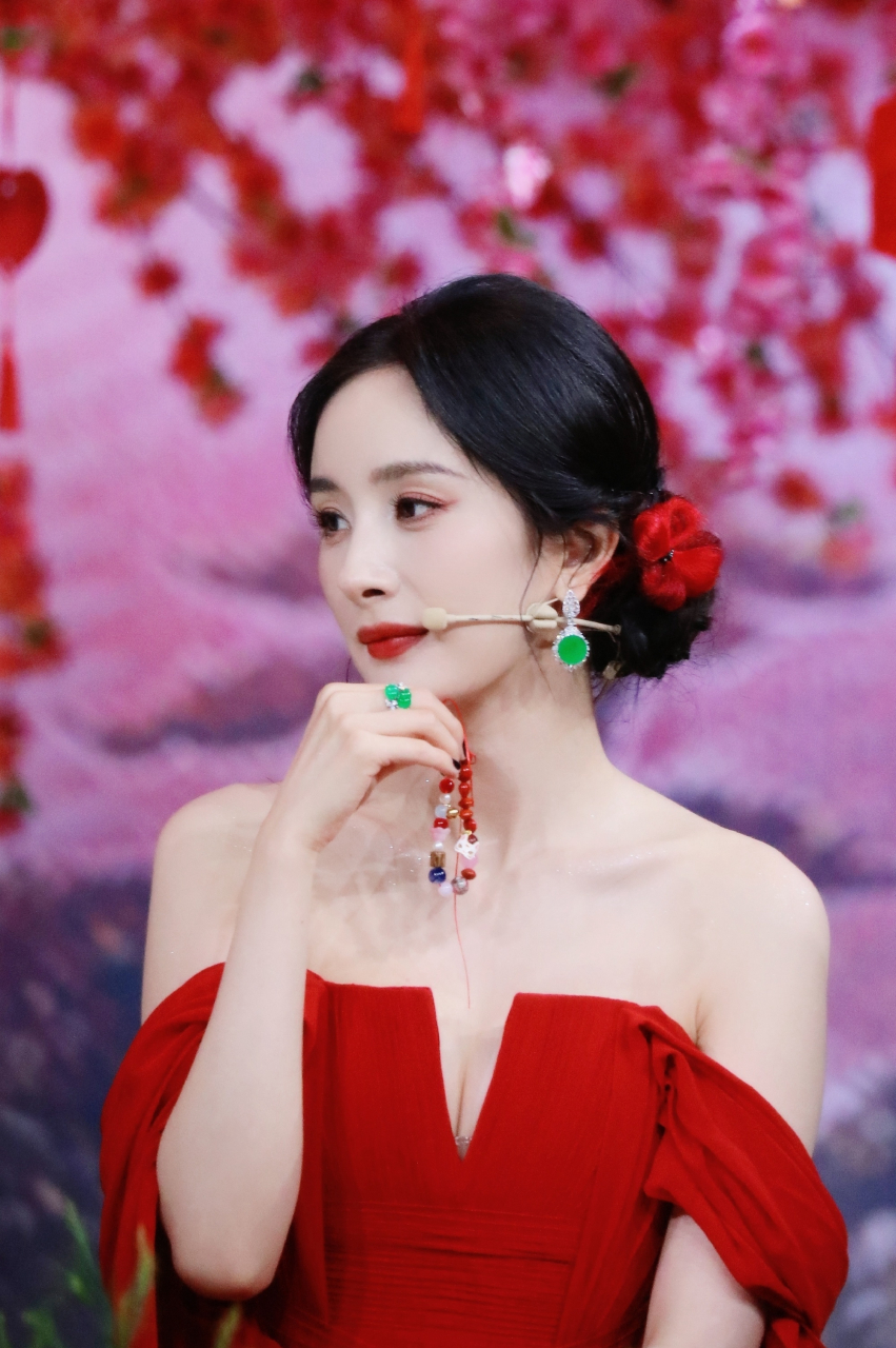 杨幂,穿深v秀雪白丰满事业线,手中手串很关键杨幂,还是厉害,身穿红色