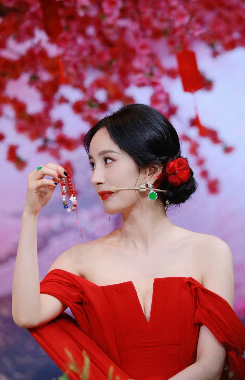 杨幂,穿深v秀雪白丰满事业线,手中手串很关键杨幂,还是厉害,身穿红色