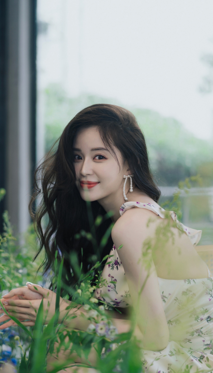 温心高清壁纸组图:卷发朱唇,吊带花裙,优雅甜美.