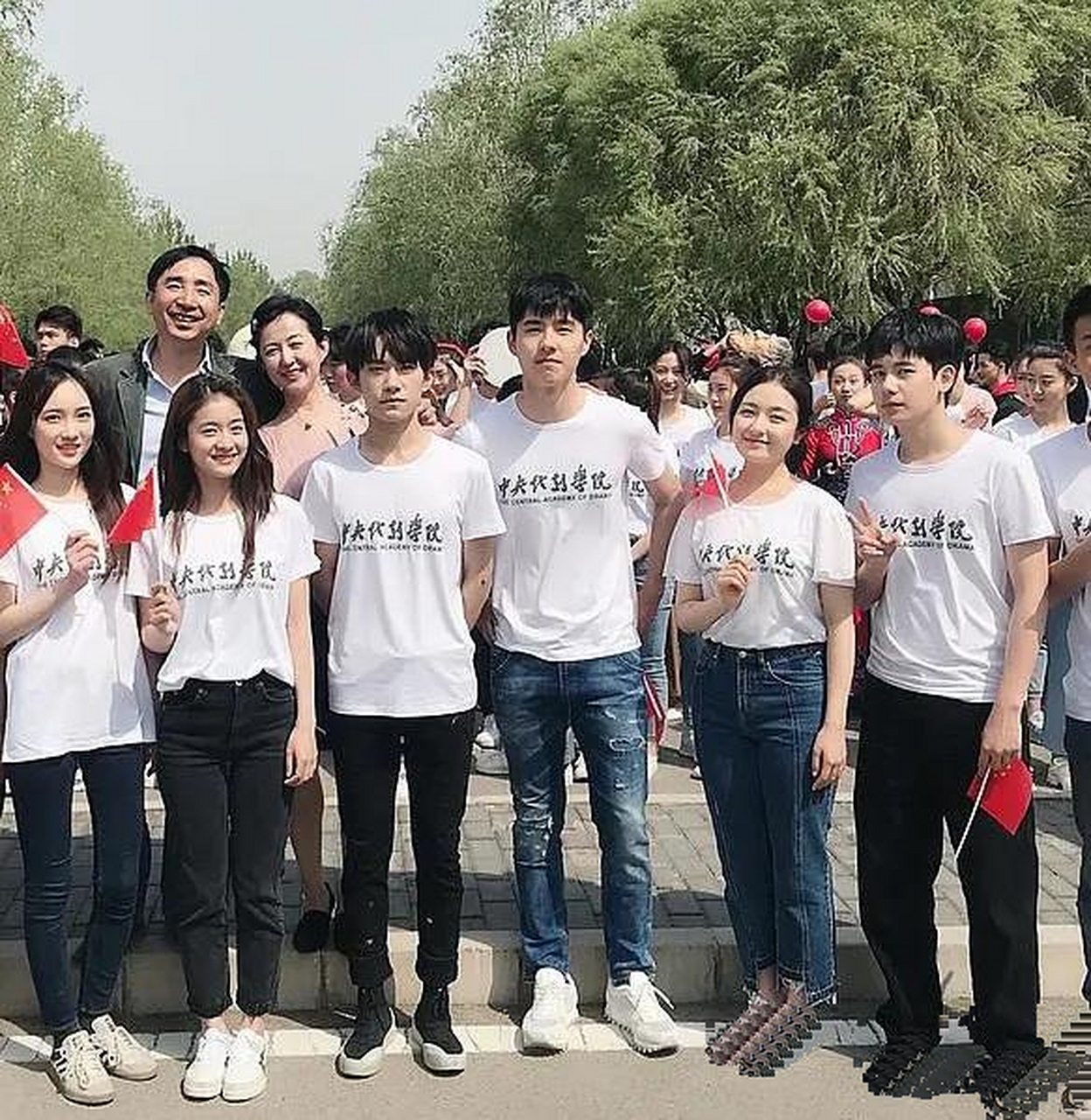 张雪迎李兰迪赵嘉敏还同框过,刘昊然被边上衬得好高好帅好瘦 ?