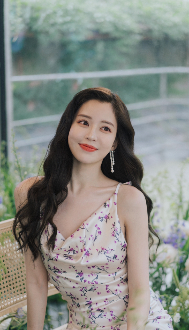 温心高清壁纸组图:卷发朱唇,吊带花裙,优雅甜美.