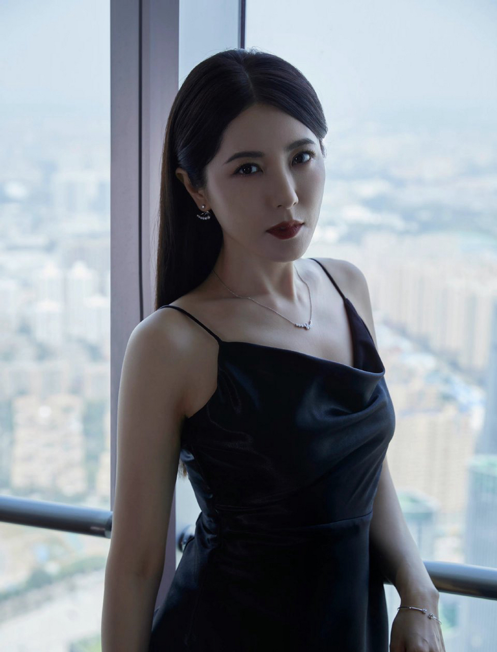 曾黎,火力全开,修身吊带裙,妩媚性感的女神魅力大杀四方,真的好迷人啊