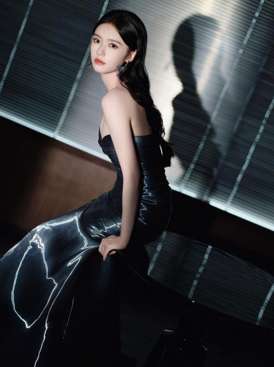 林允穿了一条黑色抹胸裙,既优雅又性感,真有魅力