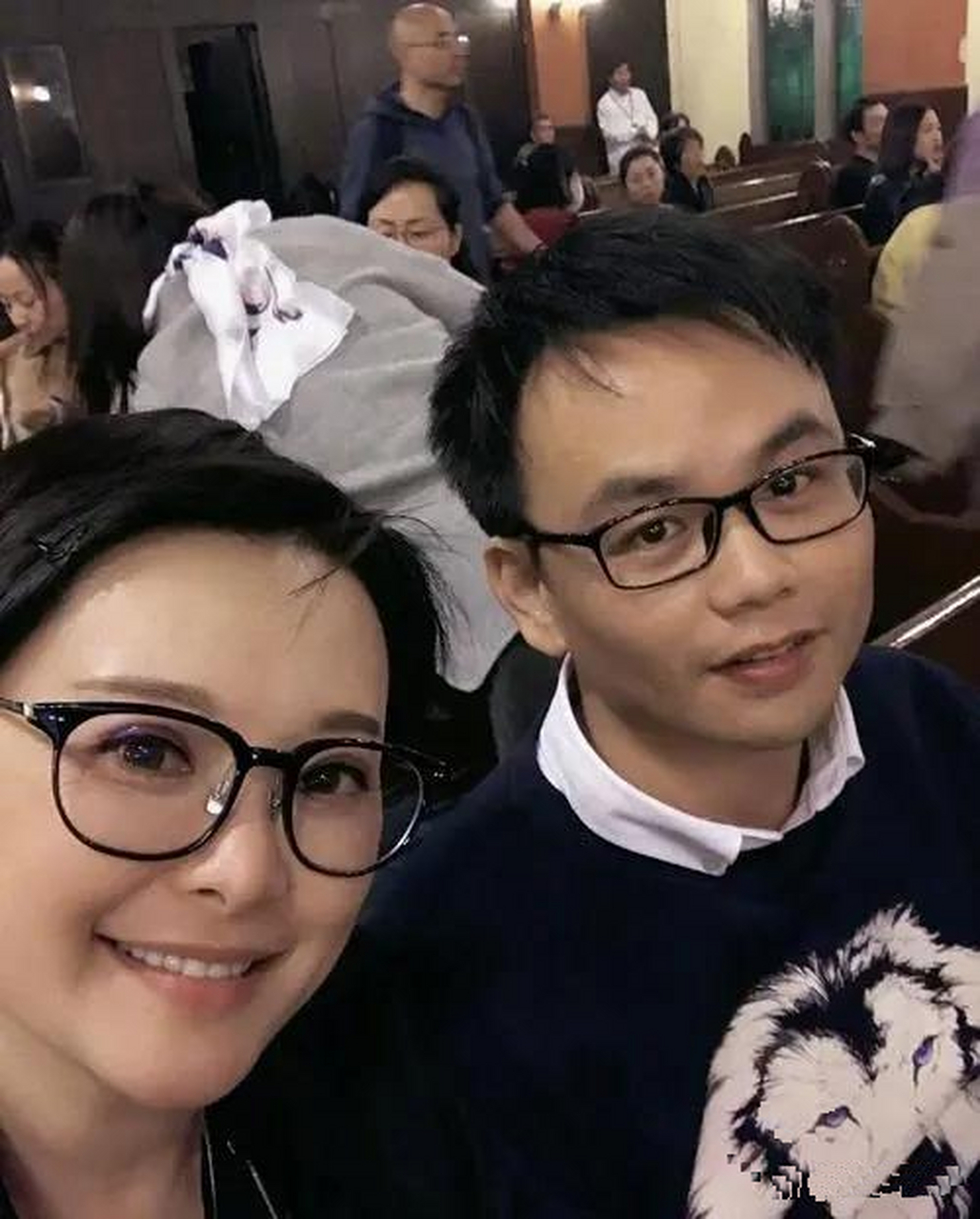 袁立与老公亲密无间的样子,着实幸福,全体现在了脸上,笑意盈盈!
